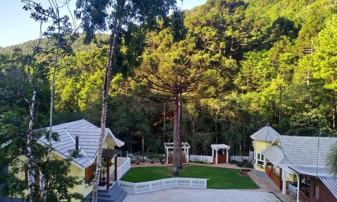 Gramado Villa | Relaxing Getaway at Chalé do Riacho with Hot Tub Access