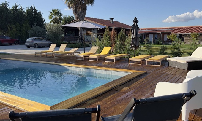 Palmela Ski Chalet | Delightful Chalé do Vale - Family-Friendly Bliss in Costa Azul