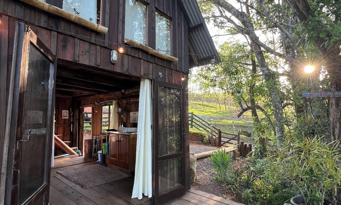 Morrinhos do Sul Ski Chalet | Chalé dos Alves: Relaxing Retreat with Spa & Lake Views