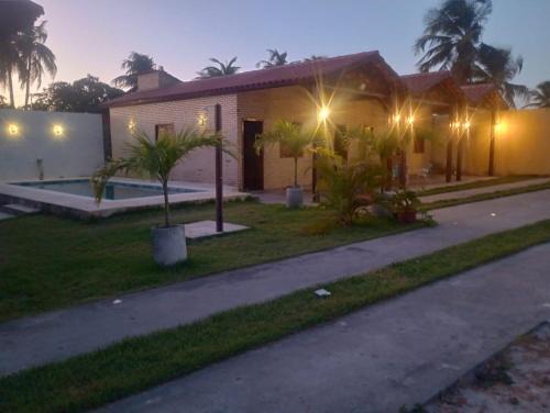 Paracuru House | Relax at Chalé dos Coqueiros: Oceanfront & Pet-Friendly Stay