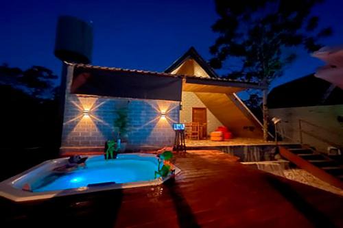 Sao Jorge Ski Chalet | Elegant Retreat with Hot Tub in Alto Paraiso, GO