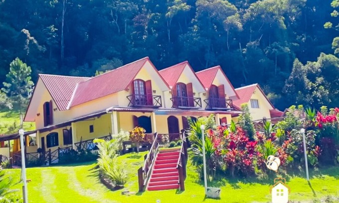 Santa Rita do Ribeira House | Mountain Retreat in Miracatu with Pool and Wi-Fi Access