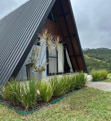 Sao Pedro de Alcantara Cabin | Cozy Chalé Guiados Pelo Alto: Pet-Friendly Retreat Awaits