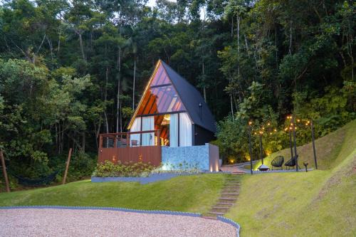 Alto Gasparinho Ski Chalet | Inviting Chalé Hortênsia with Oceanfront Views & Hot Tub