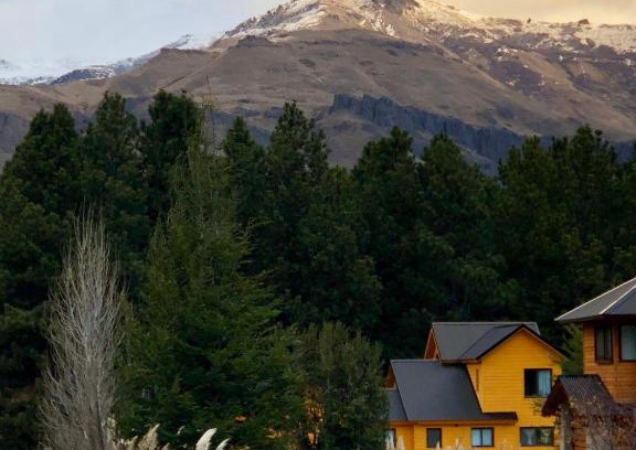Lanin National Park Ski Chalet | Relaxing Chalé in Chapelco Golf with Hot Tub & Breakfast