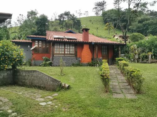 Visconde de Maua Cabin | Discover Chalé Mauá: Artful Retreat with Pool & Hot Tub