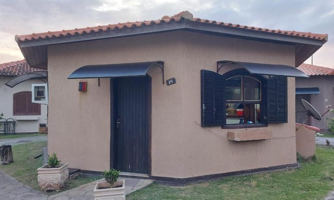 Rio das Ostras House | Relax at Chalé Pé na Areia - Family-Friendly Retreat