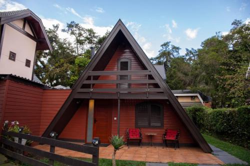 Loteamento Jardim Veu da Noiva Ski Chalet | Chalé Pinot: Cozy Retreat with Fireplace, Pet Friendly Stay