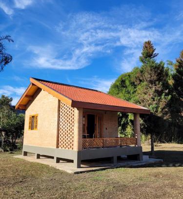 Sao Bento do Sapucai Cabin | Modern Rustic Chalé in Cantagalo: Pet and Child Friendly