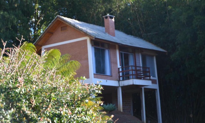 Sao Bento do Sapucai House | Charming Chalé Recanto do Sol: Pet Friendly & Hot Tub