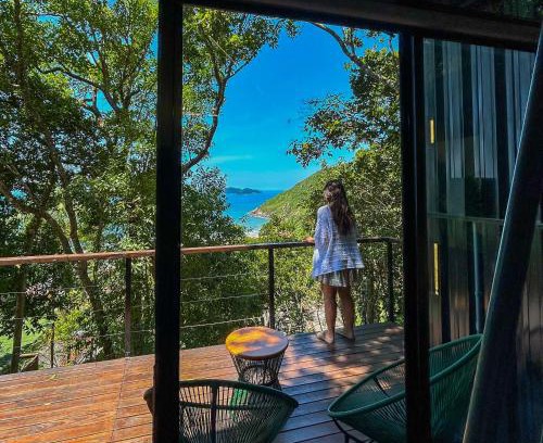 Rio das Pacas Ski Chalet | Cozy Beachfront Tiny House with Ocean Views