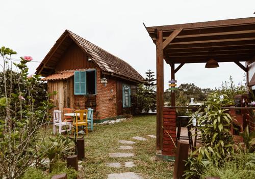 Picarras Ski Chalet | Relaxing Chalé Sol with Hot Tub Surrounded by Nature