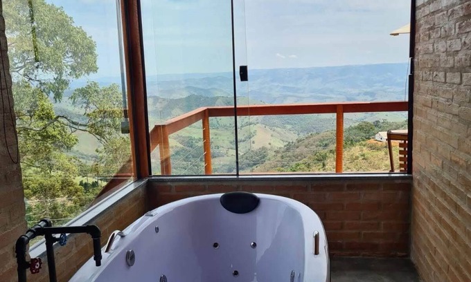 Corrego do Bom Jesus Ski Chalet | Chalé Sol no Horizonte: Family-Friendly Retreat with Hot Tub