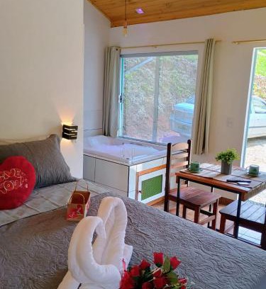 Costas Ski Chalet | Relaxing Chalé Som do Riacho with Hot Tub near Gonçalves