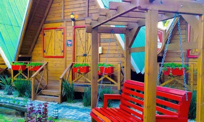 Mariscal Ski Chalet | Pet-Friendly Retreat at Chalé Suíço Bombinhas