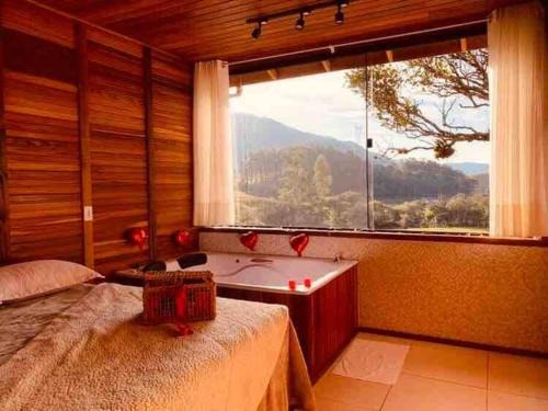 Leoberto Leal Ski Chalet | Chalé Vô Vilbertinho: Cozy Stay with Breakfast & Ocean Views