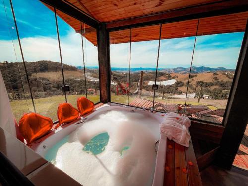 Paraisopolis House | Experience Relaxation at Chalé Vista do Paraíso with Hot Tub