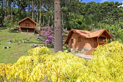 Sao Bento do Sapucai Cabin | Discover Chalés Araucária e Manacá: Family-Friendly Retreat