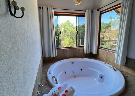 Monte Verde Cabin | Relaxing Chalés Cantinho do Sossego: Hot Tub & Family-Friendly