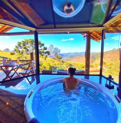 Sapucai-Mirim Ski Chalet | Indulge in Chalés Encanto Das Pedras with Hot Tub & Breakfast