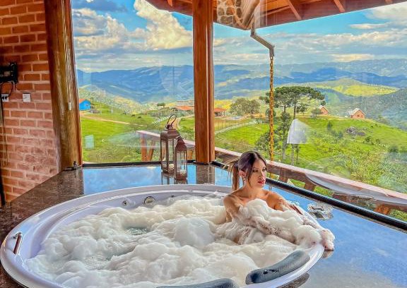 Sapucai-Mirim Cabin | Indulge at Chalés Encanto Das Pedras with Hot Tub Bliss
