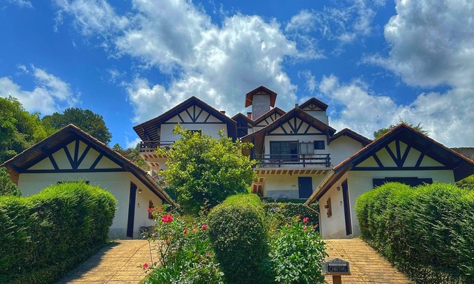 Monte Verde Hotel | Pet-Friendly Chalés Leopoldo with Hot Tub & Breakfast