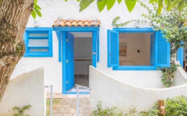 Centro Comercial Apartment | Explore Chalés Porto Perequê: Ocean View & Family-Friendly