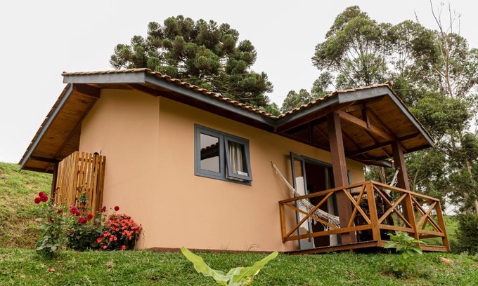 Paraisopolis Cabin | Inviting Chalés Vale da Lua: Pet-Friendly & Family Welcoming