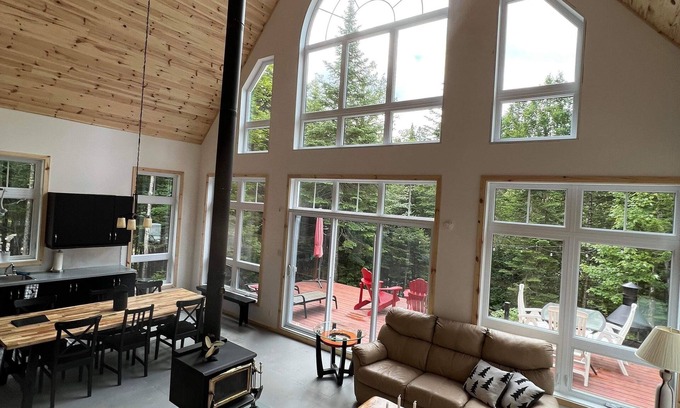 Saint-Leonard-de-Portneuf Ski Chalet | Ideal Chalet Golden in Vallée Bras du Nord, Pet-Friendly Stay