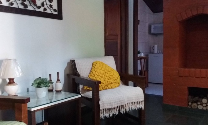 Penedo Ski Chalet | Chalé das Carpas: Cozy Retreat by Waterfall with Kitchen