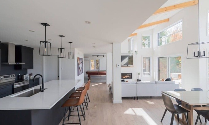 Mansonville Ski Chalet | Elegant Chalet à Léo with Hot Tub & Jay Peak Views