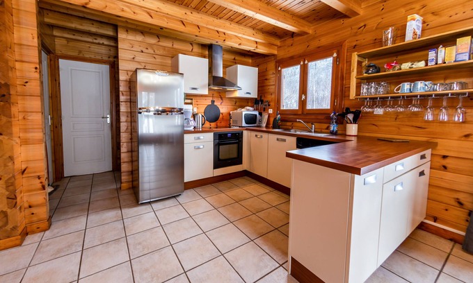 Mont-Dore Ski Chalet | Pet-Friendly Chalet Ô Mont-Dore with Lake Views & Kitchen