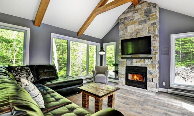 Stoneham Ski Chalet | Pet-Friendly Paradise: Chalet 04 Chemin Blanc Awaits