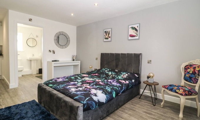West Heslerton Cottage | Cozy Chalet 1: Pet-Friendly Retreat with Hot Tub in Sherburn