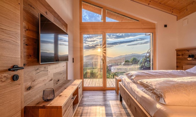 Zwieselberg Apartment | Spacious 3-Bedroom Chalet with Hot Tub & Kitchen Access