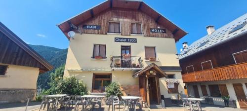 Saint-Francois-Longchamp Hotel | Pet-Friendly Chalet 1200: Family and Dining Amenities Await