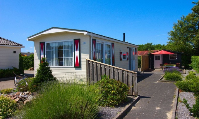 Sint-Annaland Resort | Cozy Chalet 154: Two Bedroom Resort with Spa & Kitchen