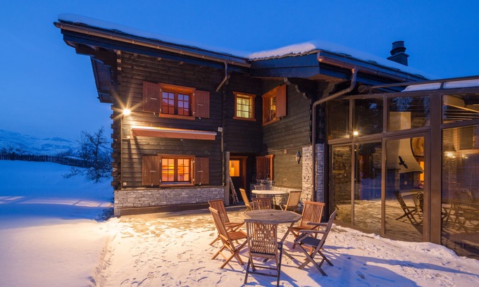 Saint-Pierre-de-Clages Ski Chalet | Spacious Châlet for 17-20, Steps from Ski Slopes & Center