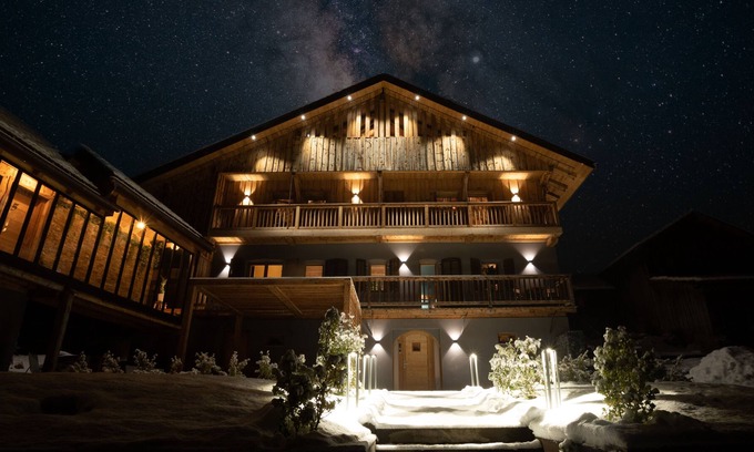 Le Petit-Bornand-les-Glieres Ski Chalet | Chalet 1703 - 5* chalet with Jacuzzi - Ideal for families up to 12 people