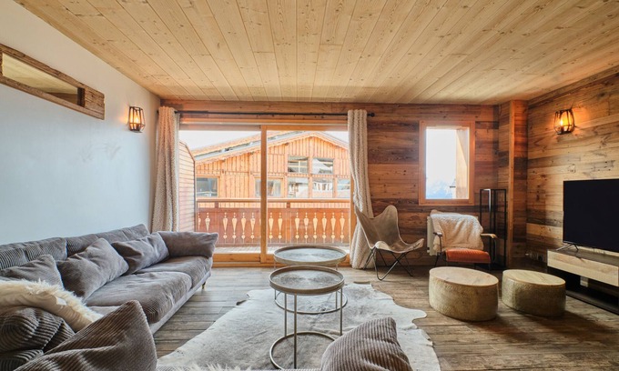 Viel-Alpe Ski Chalet | Chalet '2 Sur La Route Du Tour' with Balcony & Lake View