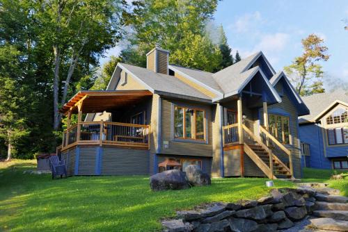 Stoneham Ski Chalet | Cozy Chalet with Hot Tub – 21 Chemin des Skieurs