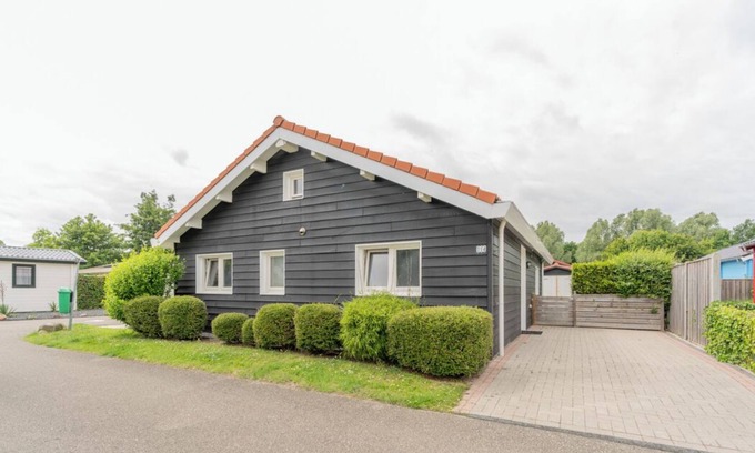 Sint-Annaland Resort | Cozy Chalet 214: Family-Friendly Retreat with Ocean Views