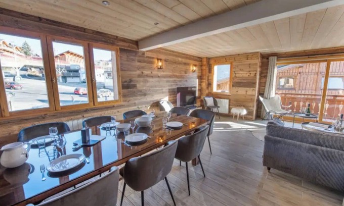 Viel-Alpe Ski Chalet | Ideal Chalet with Balcony, Wi-Fi & Lake View Amenities