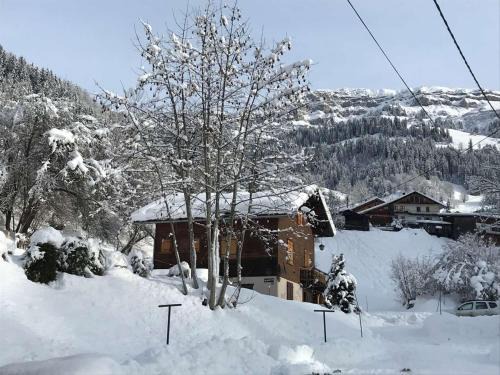 Beaufort Ski Chalet | Cozy Chalet in Arêches with Fireplace & Free WiFi