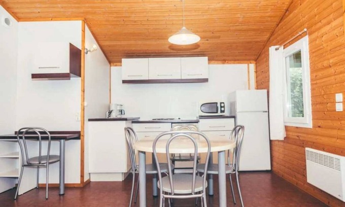 Monclar-de-Quercy Ski Chalet | Pet-Friendly Camping with Pool and Spa at Eebbic