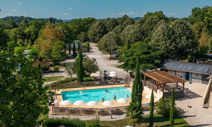 Navarrenx Ski Chalet | Pet-Friendly Chalet with Pool & Spa for Family Getaways