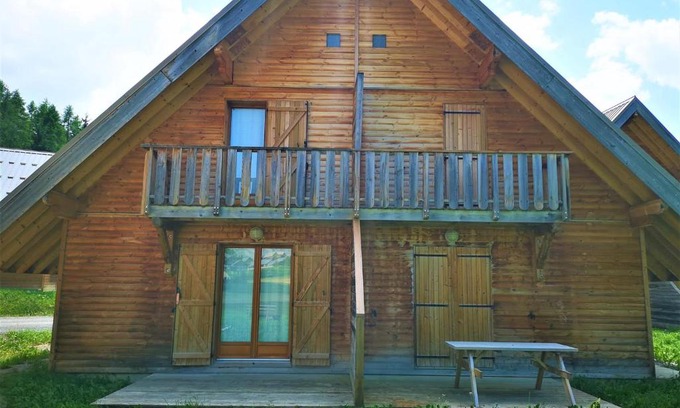 La Joue du Loup Ski Chalet | Cozy Chalet in La Joue du Loup with Pool and Mountain Views