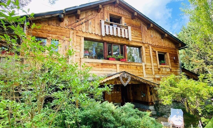 Formigueres Ski Chalet | Spacious Chalet with Hot Tub for Groups of 12+ Guests