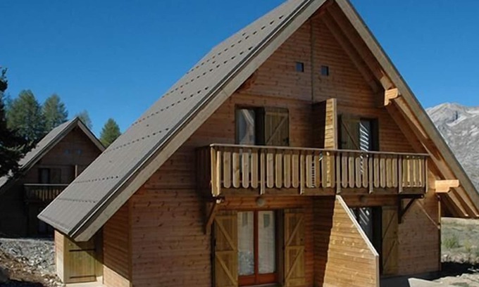 La Joue du Loup Ski Chalet | Inviting Chalet with Pool and Mountain Views, Near Resort