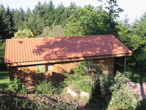 Les Noes House | Cozy Chalet de Montagne: Pet-Friendly with Outdoor Fun